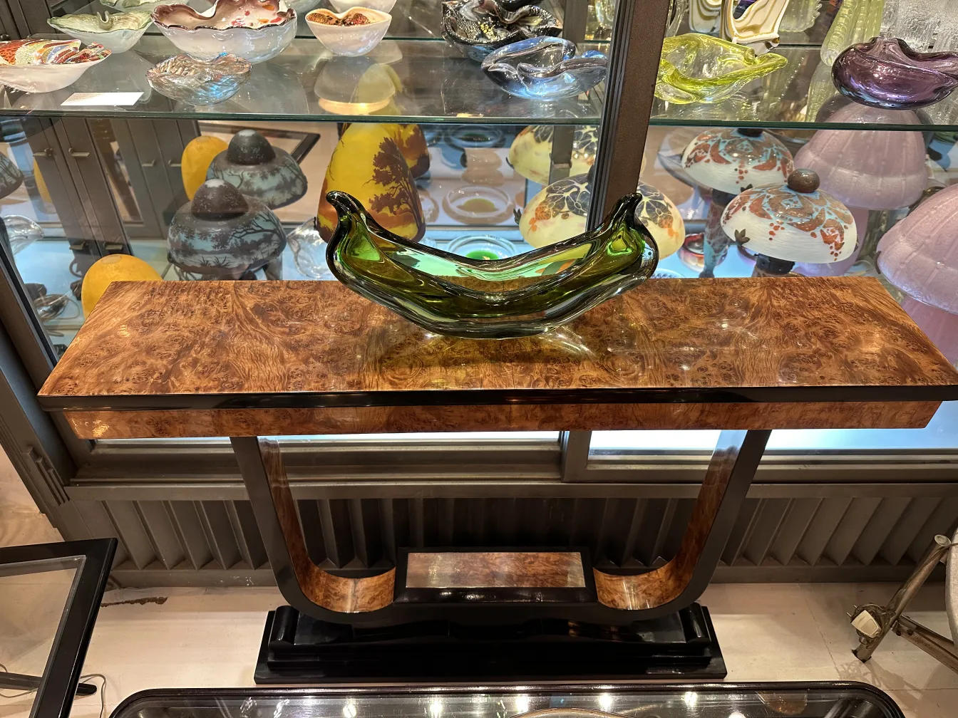 antike dekorative murano-glasstück in grün, auf einem Holztisch