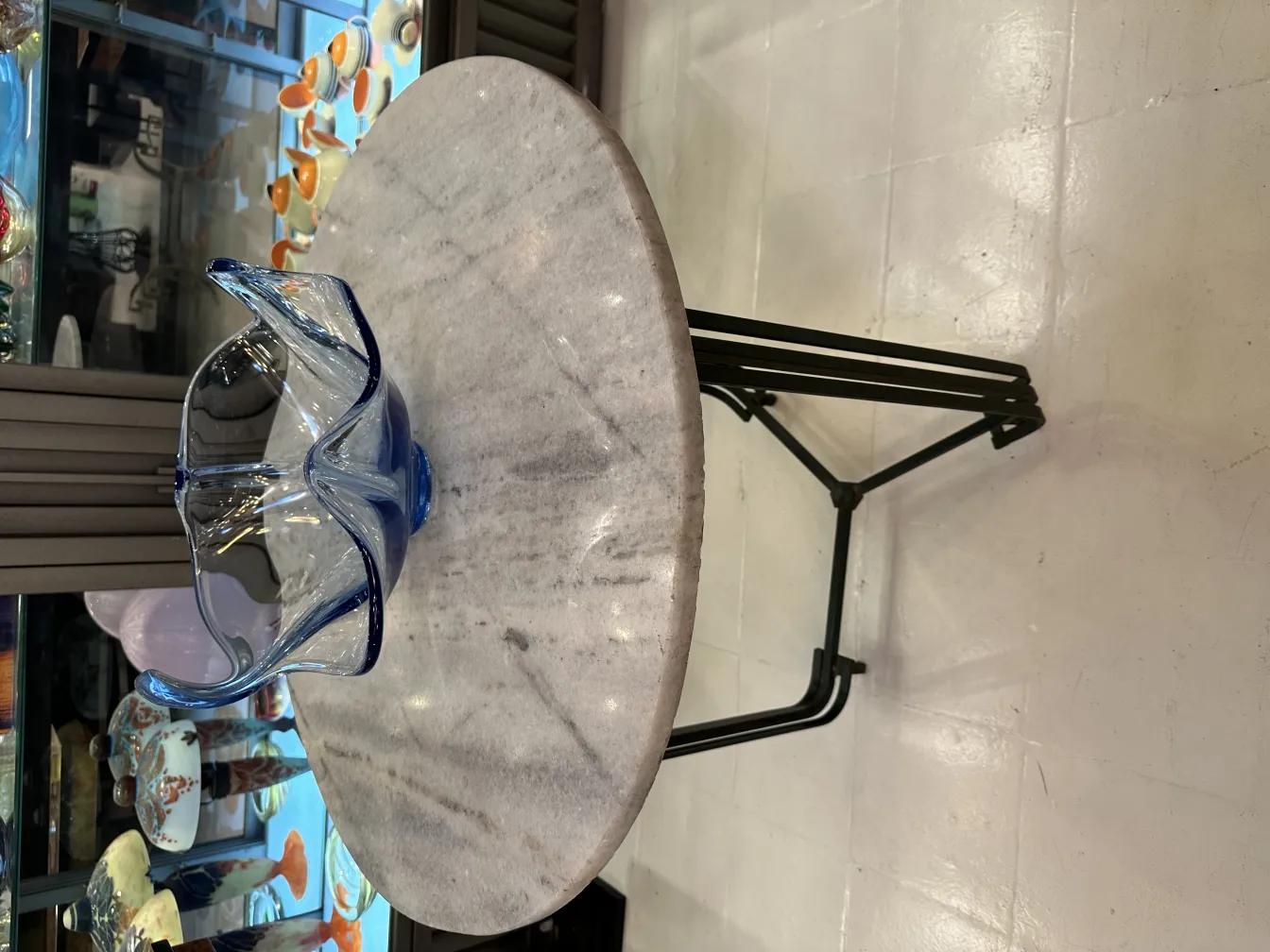 beleza de cristal de murano azul em mesa de mármore