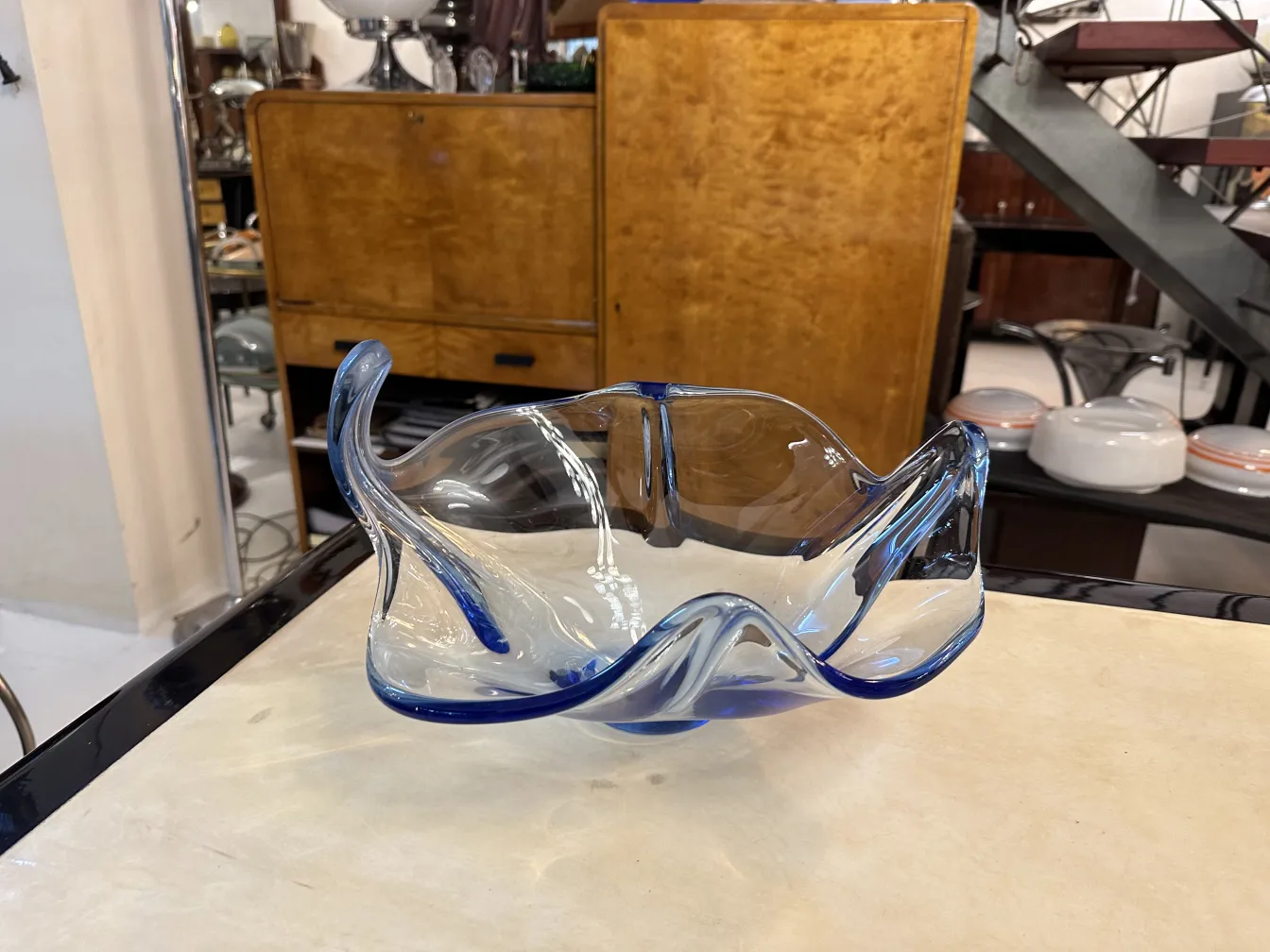 Bol en cristal de Murano bleu avec des formes uniques