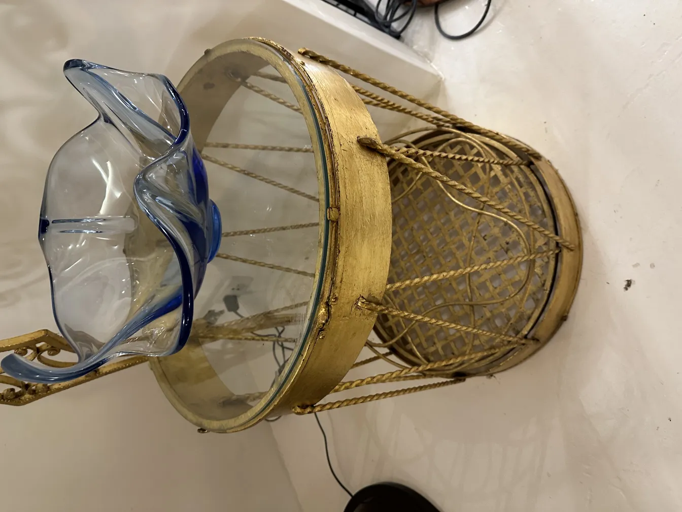 vase antigo de cristal de murano azul com padrões ondulados