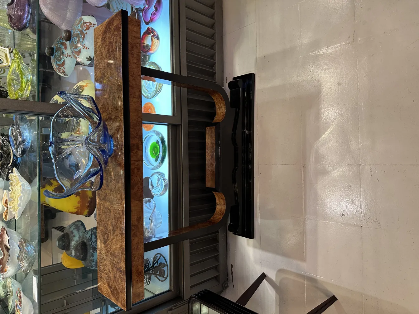 декоративная антикварная вещь из муранского стекла синего цвета на освещенном фоне