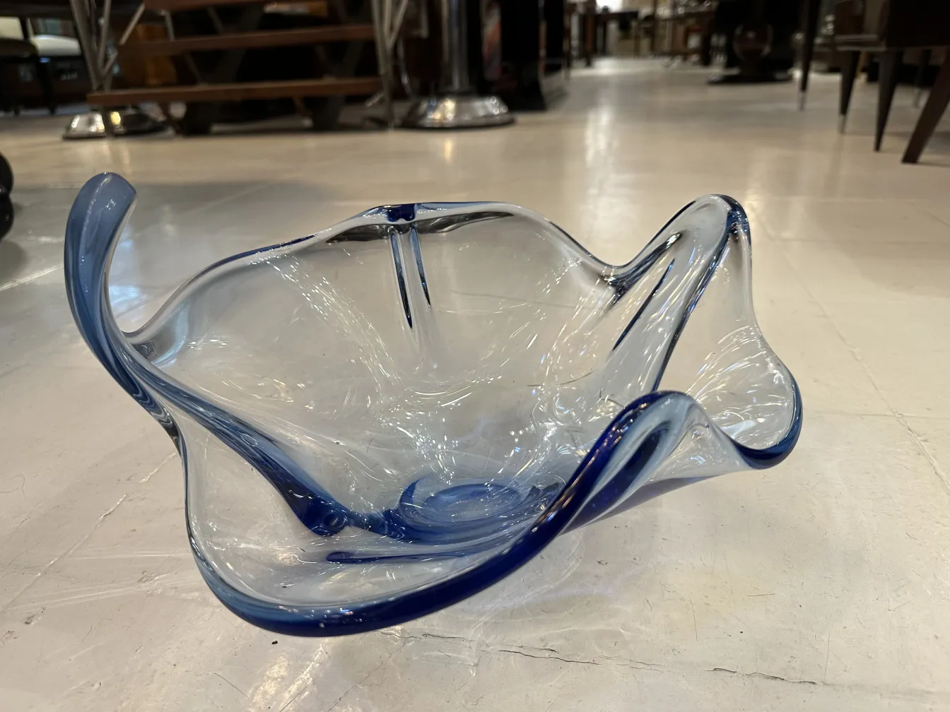 beau cristal de murano bleu avec forme ondulée