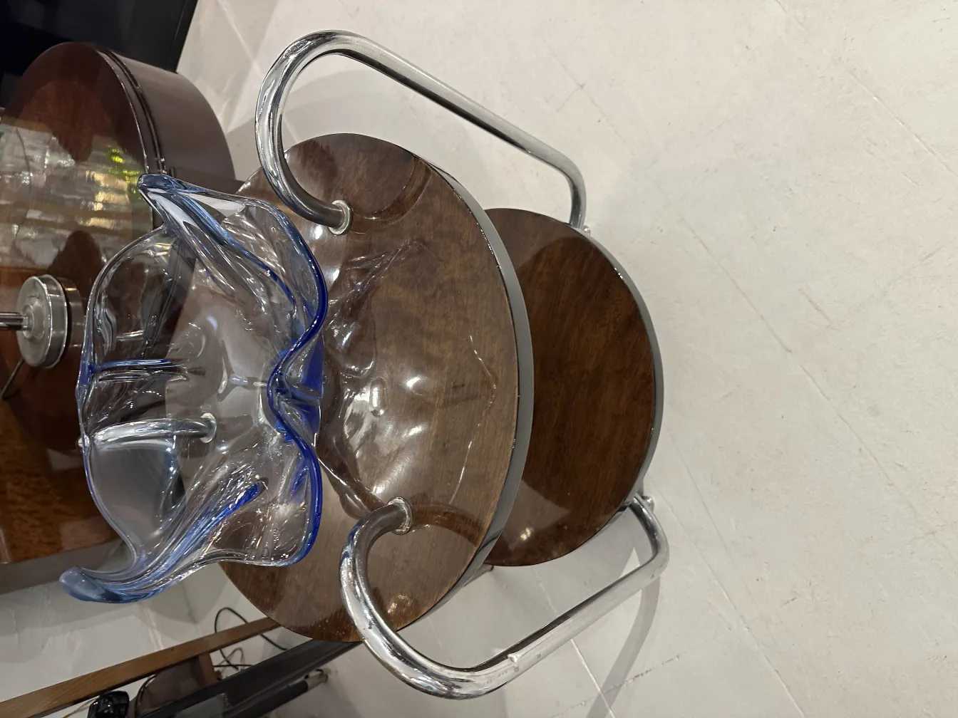 vase ancien en cristal de murano avec motifs bleus dans un cadre moderne