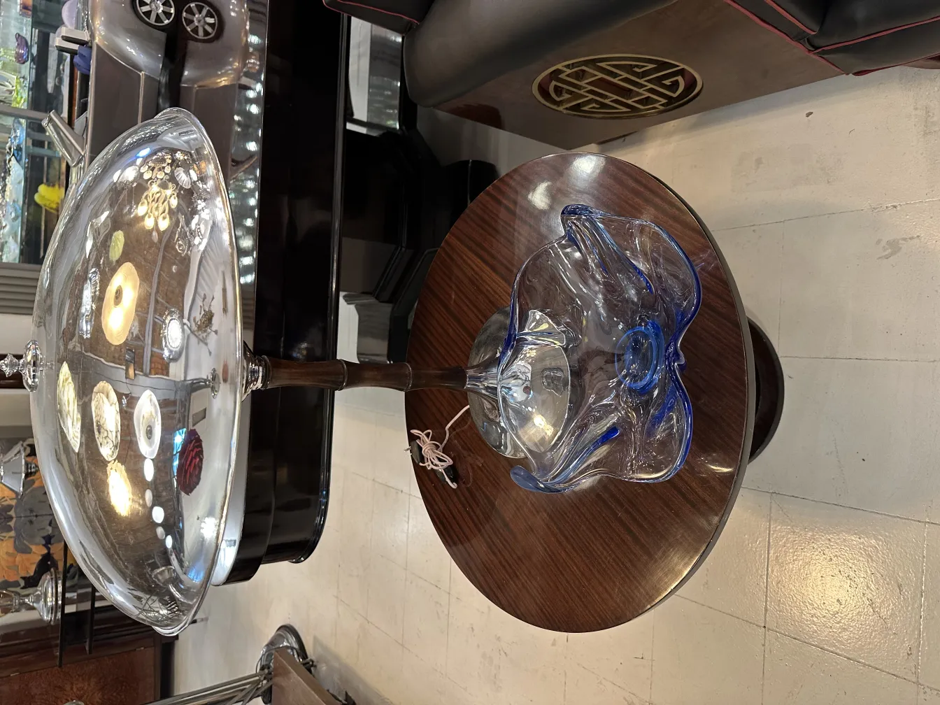 decoración antigua de cristal de murano azul y claro sobre mesa