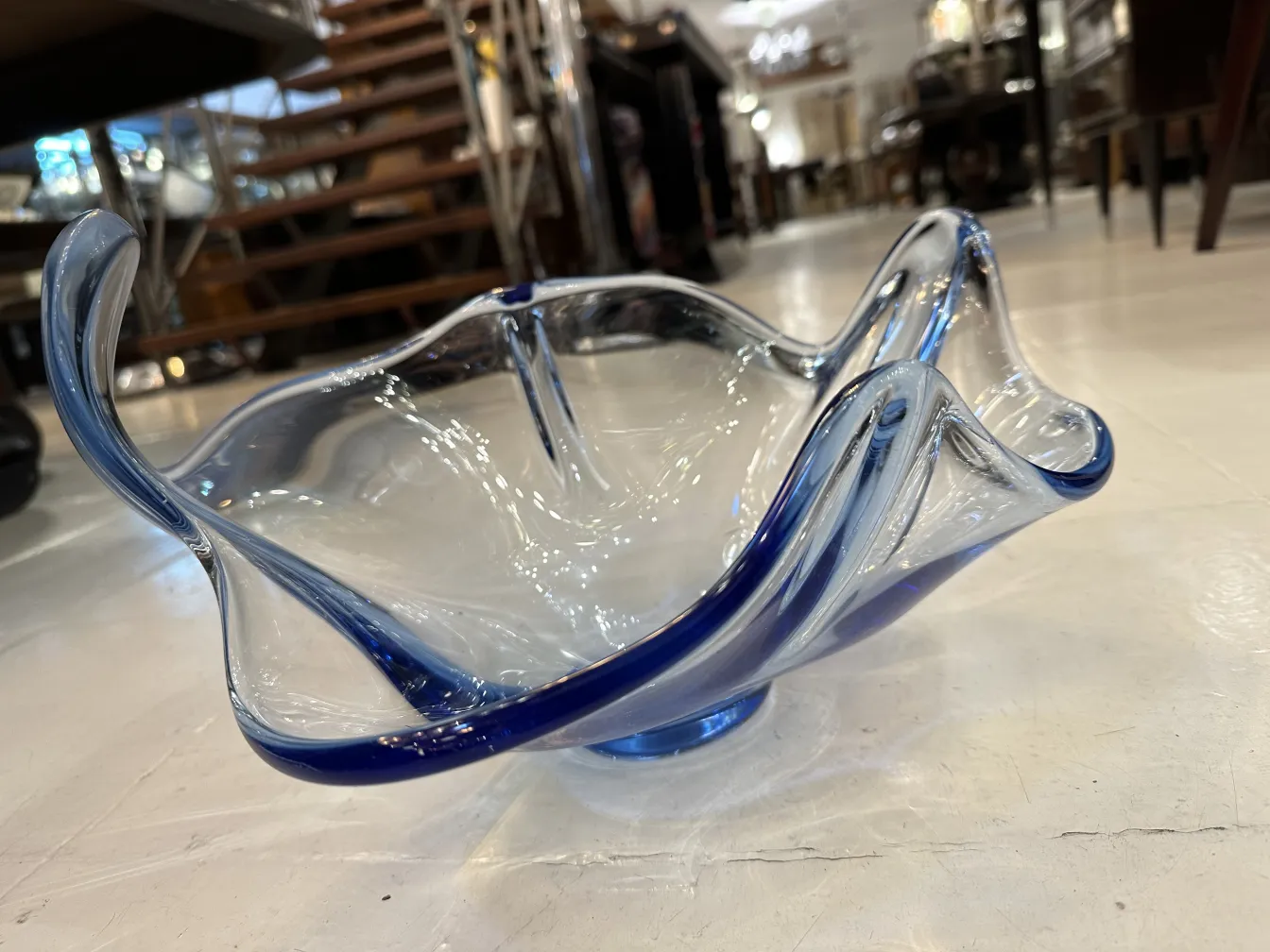 Beau cristal de Murano avec des détails bleus