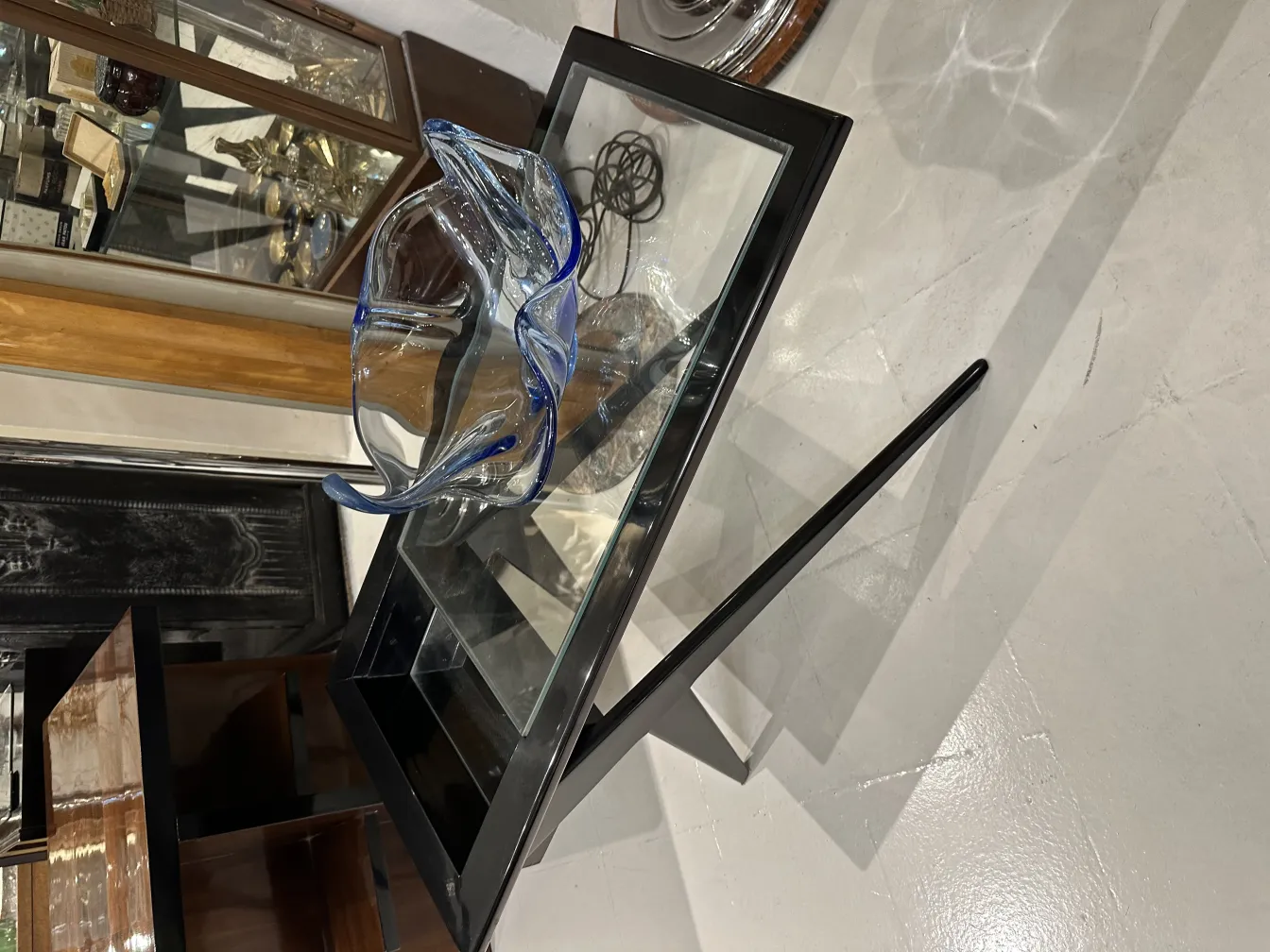 bowl de cristal de murano com borda azul em mesa de vidro