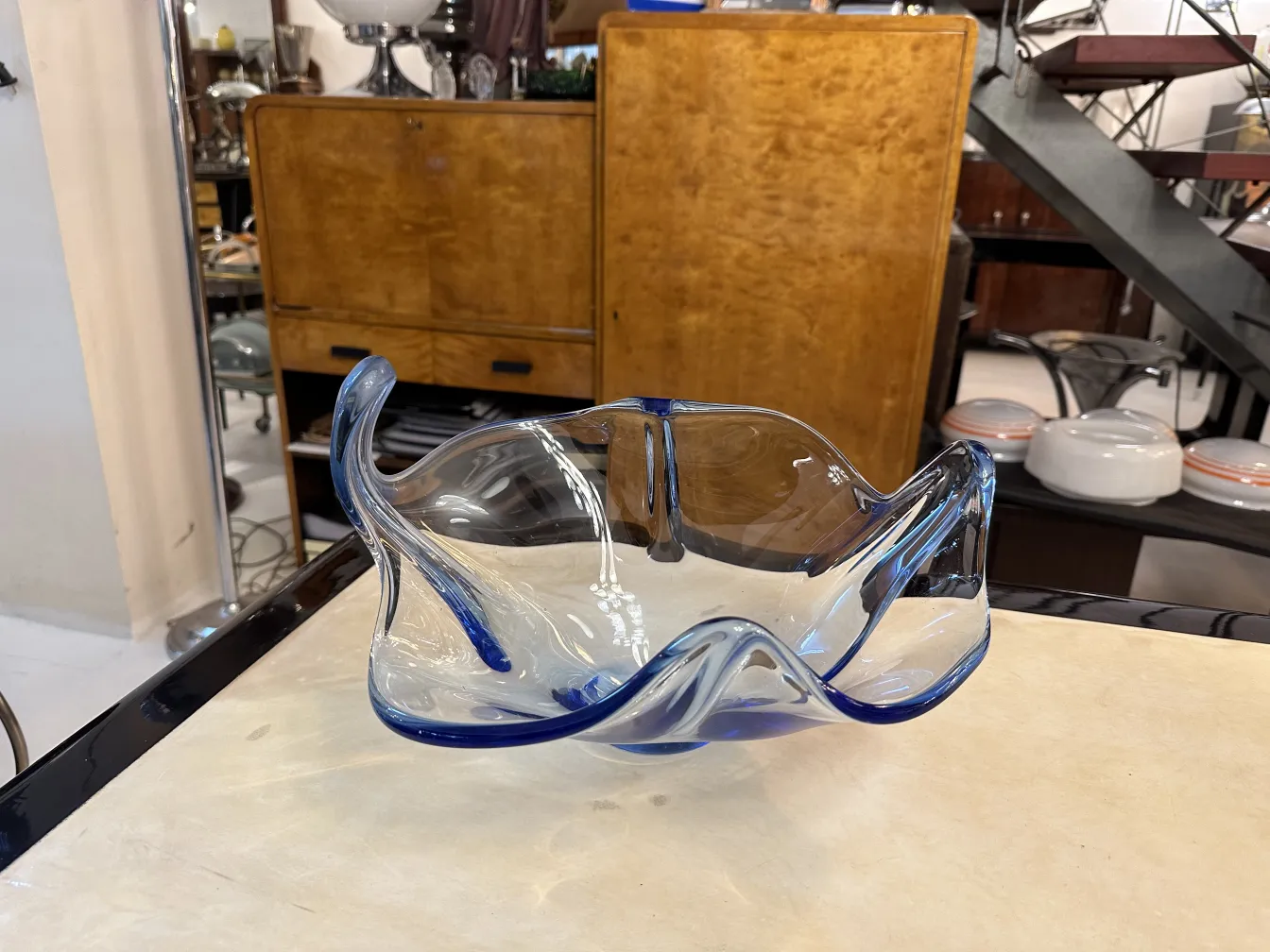 cristal de murano bleu avec des formes ondulées