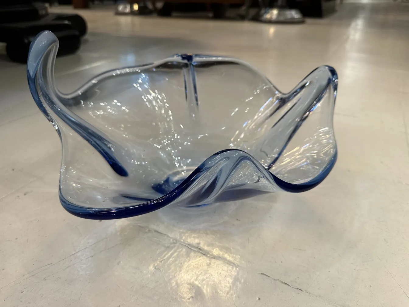 schönes antikes Murano-Glas mit fließenden und eleganten Kanten in einer gemütlichen Umgebung