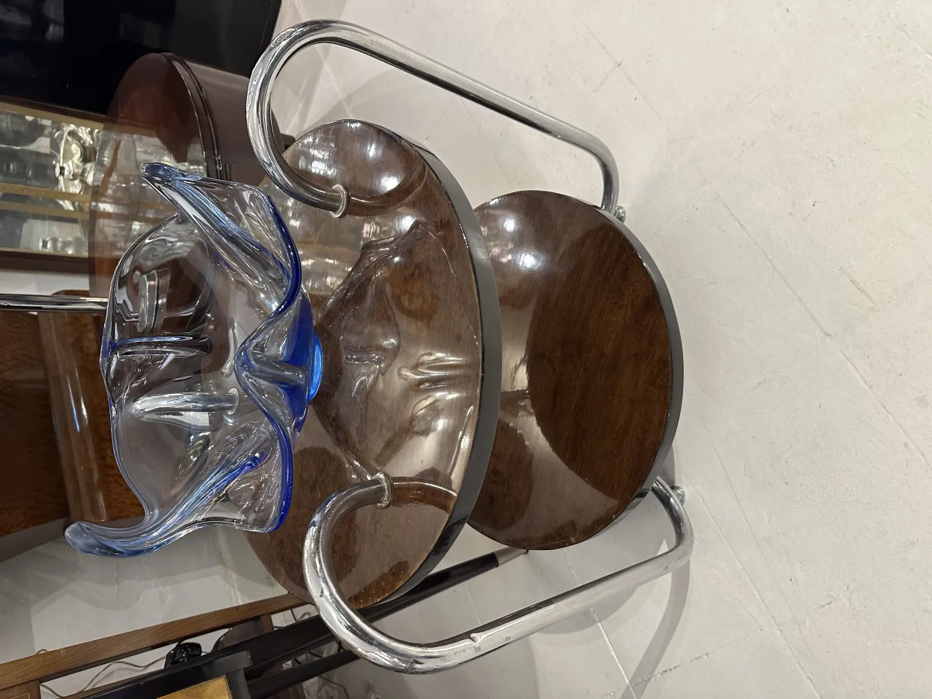 un elegante pezzo di vetro di murano decorato in blu su un tavolo