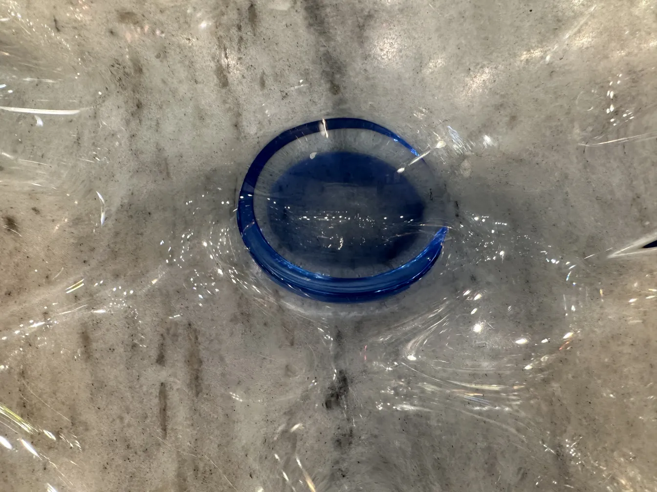 assiette de cristal de murano ancienne bleue sur surface claire