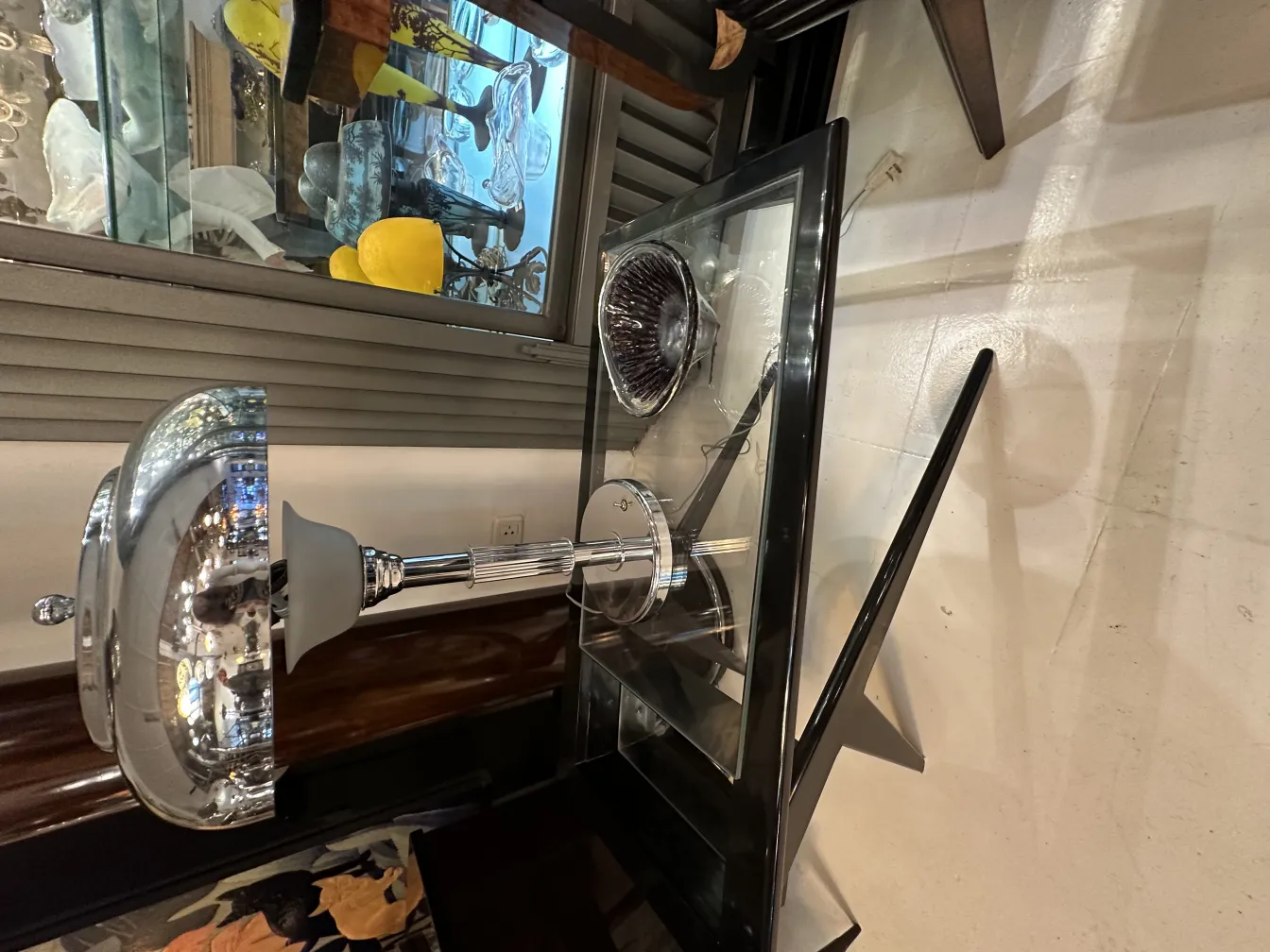 antike lampe und murano-glas auf glastisch