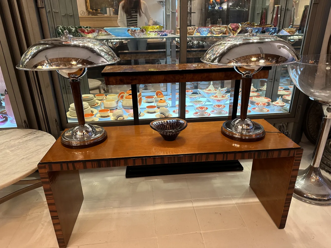 古董桌灯与穆拉诺玻璃装饰品