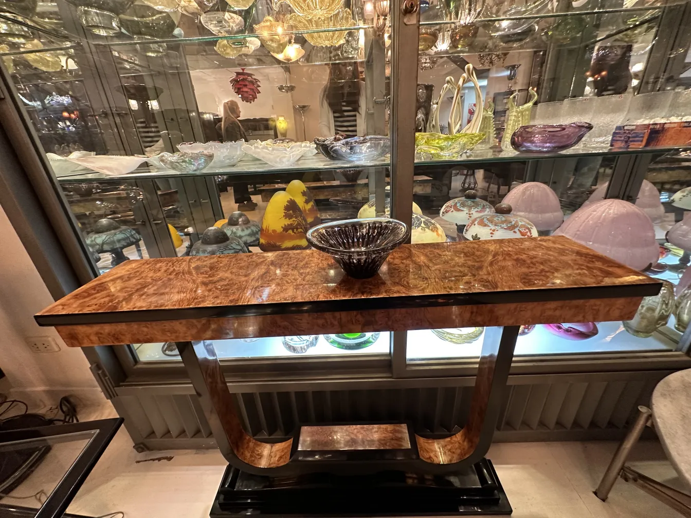 pezzo decorativo antico in vetro di murano dettagliato