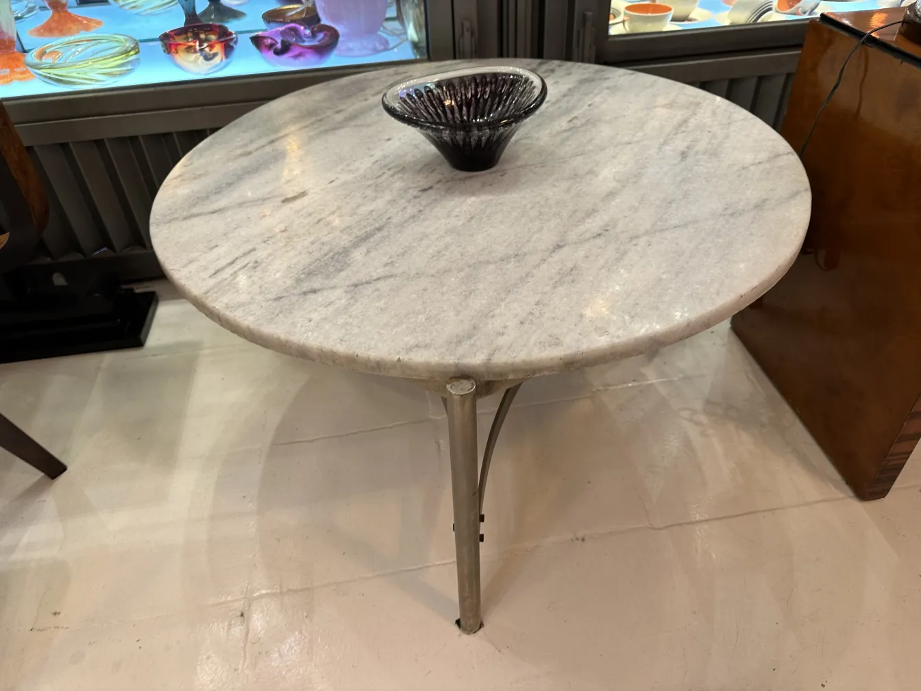 Bellissimo vetro di Murano antico su un tavolo rotondo in marmo in un ambiente accogliente