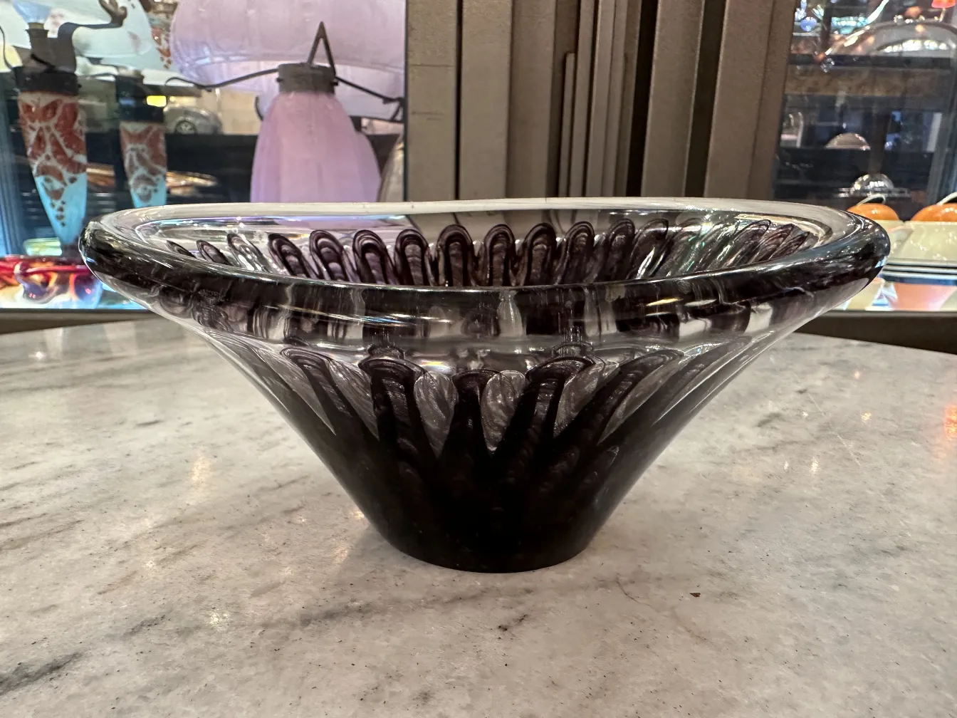 bowl antiguo de cristal de murano en tonos oscuros con patrones ondulados