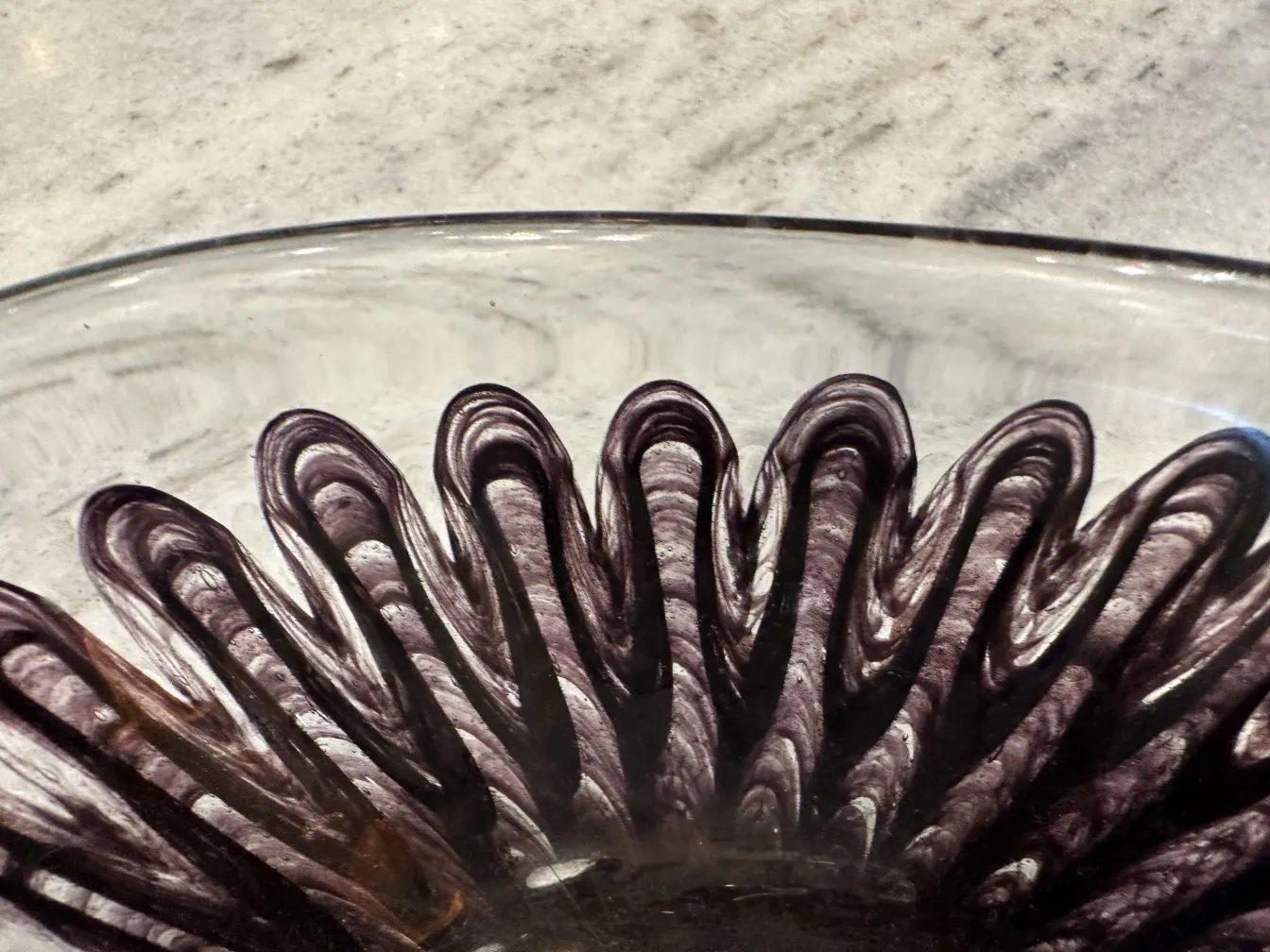bellissimo vetro di murano in forma decorativa con tonalità scure