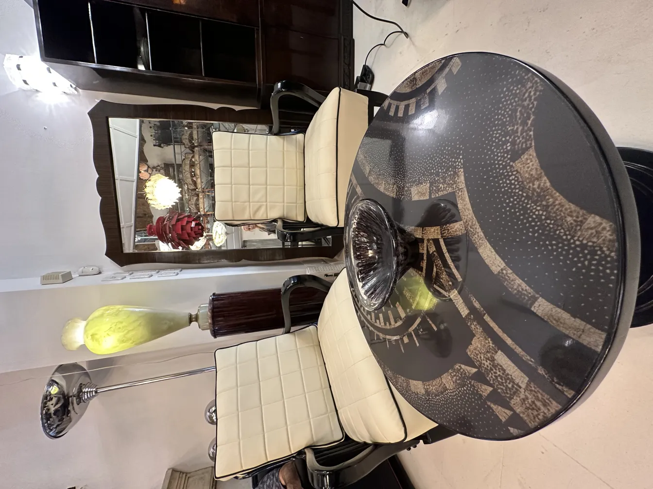 dekorativer tisch mit antikem murano-glas und stühlen