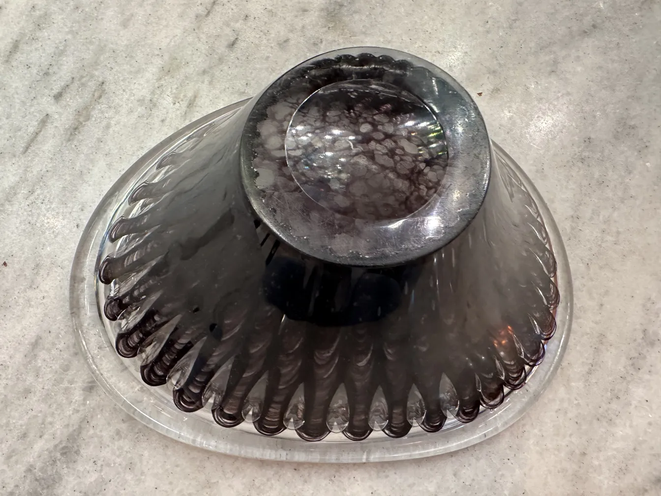 Antiguo cristal de Murano decorativo con diseño elegante y formas sutiles.