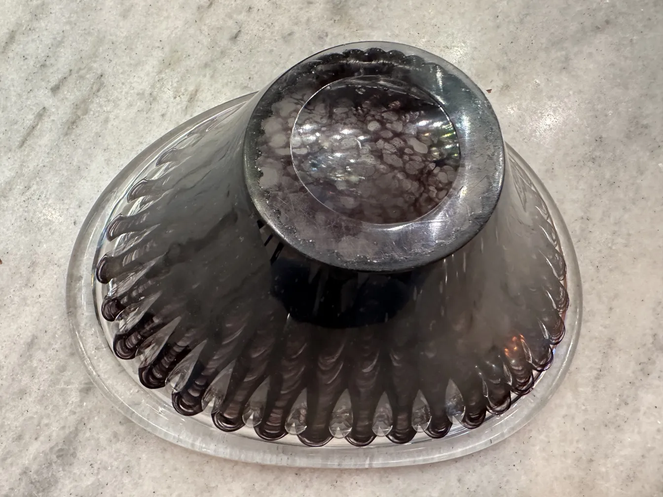 Antigo cristal de Murano com detalhes pretos, forma elegante