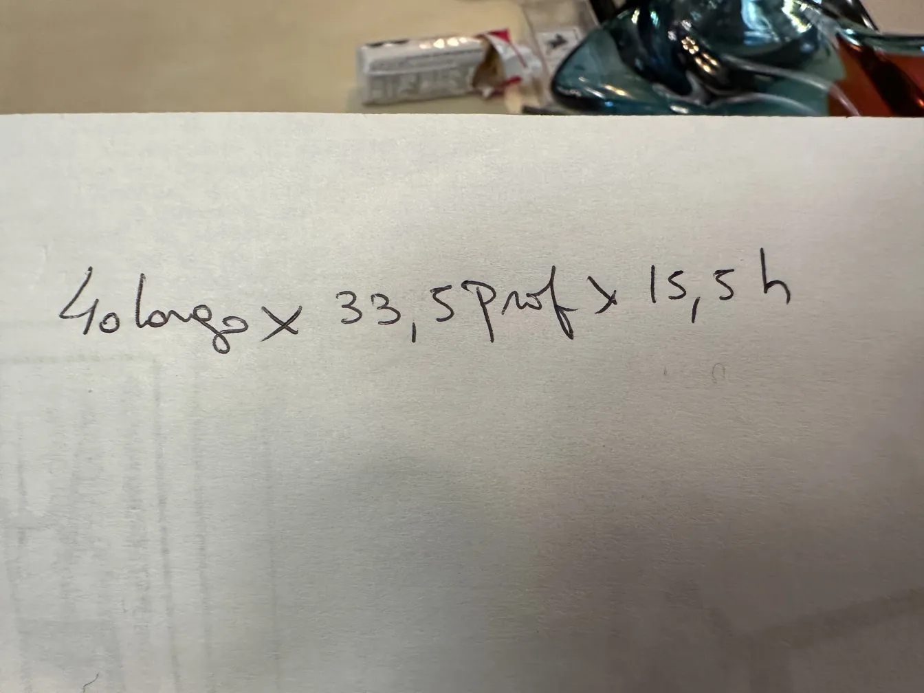 오래된 무라노 유리는 생생한 색상과 우아한 형태를 가지고 있습니다.