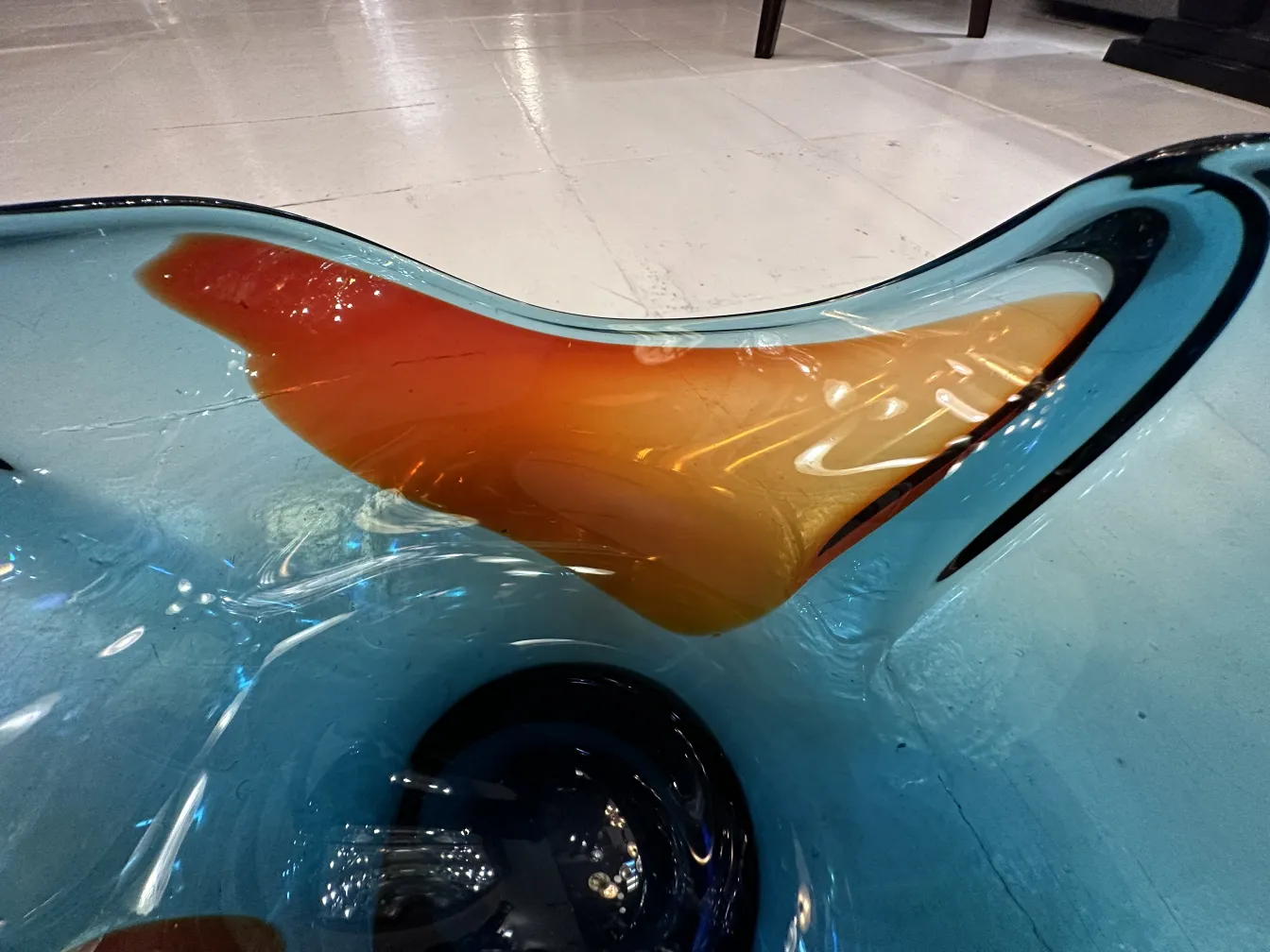 Cristal de Murano décoratif avec des tons bleus et oranges