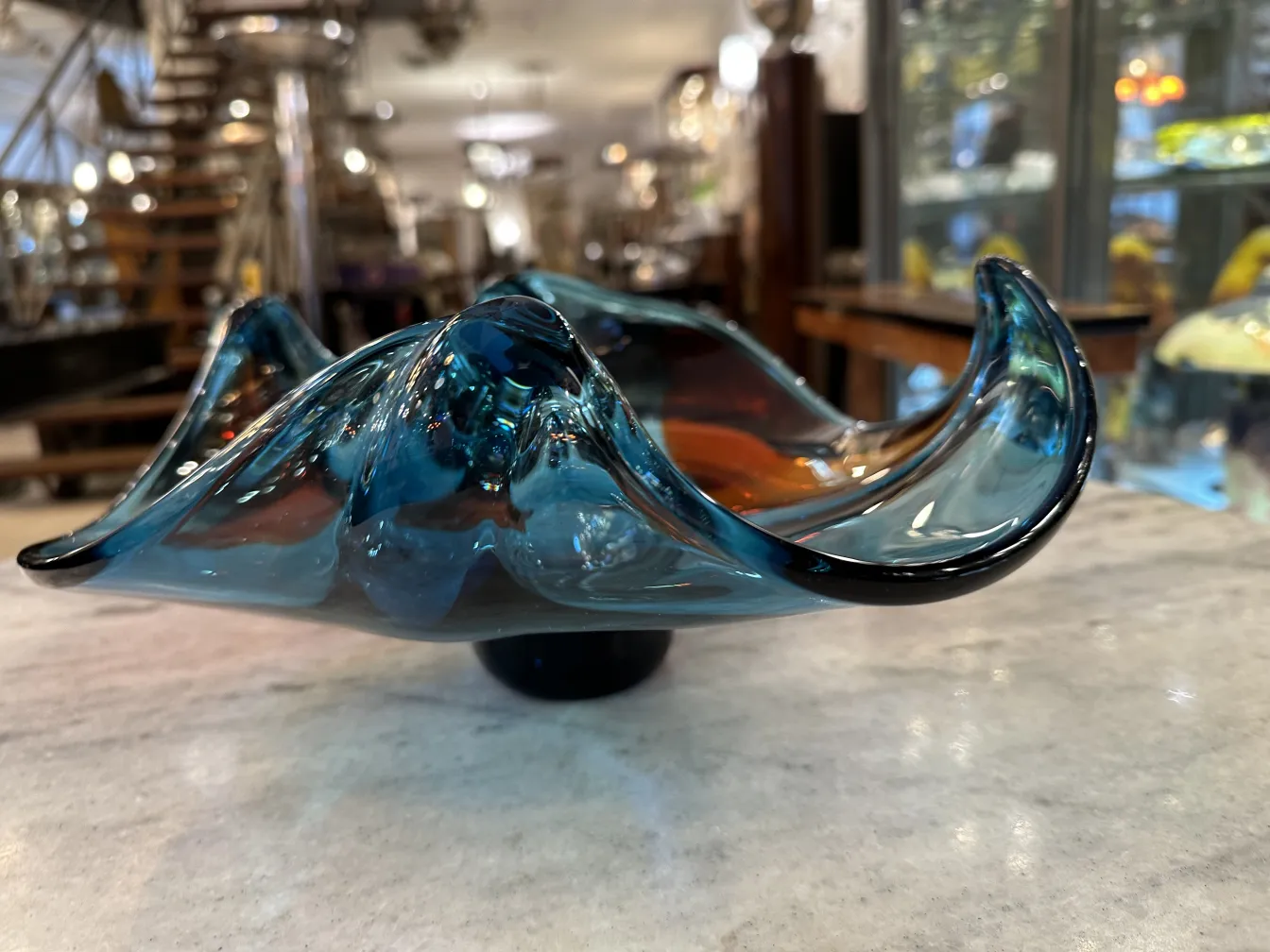 hermoso cristal de murano antiguo de color azul en un entorno elegante