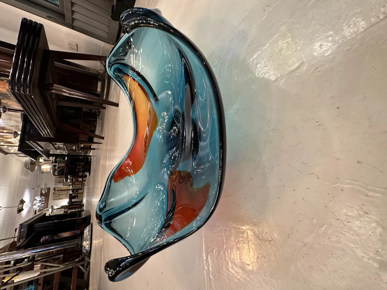 peça decorativa de cristal de murano com tons azuis e laranja