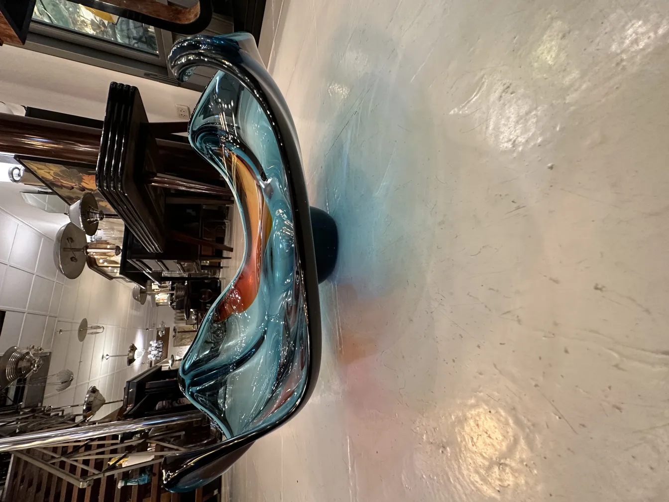 Antike Murano-Glasdekoration in Blau- und Orangetönen