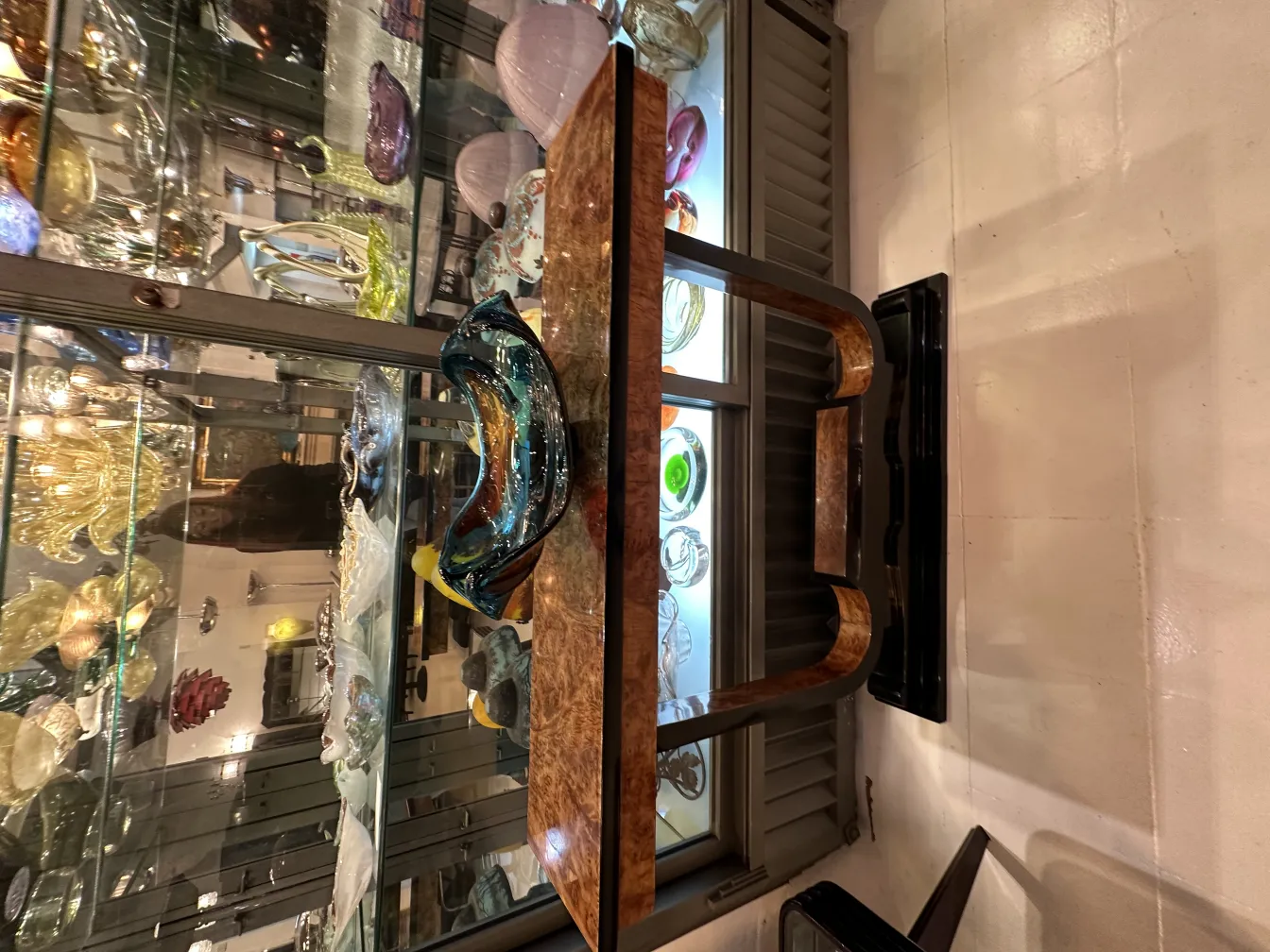 古いムラーノガラスの曲線状の形と鮮やかな色合いがショーケースに展示されている