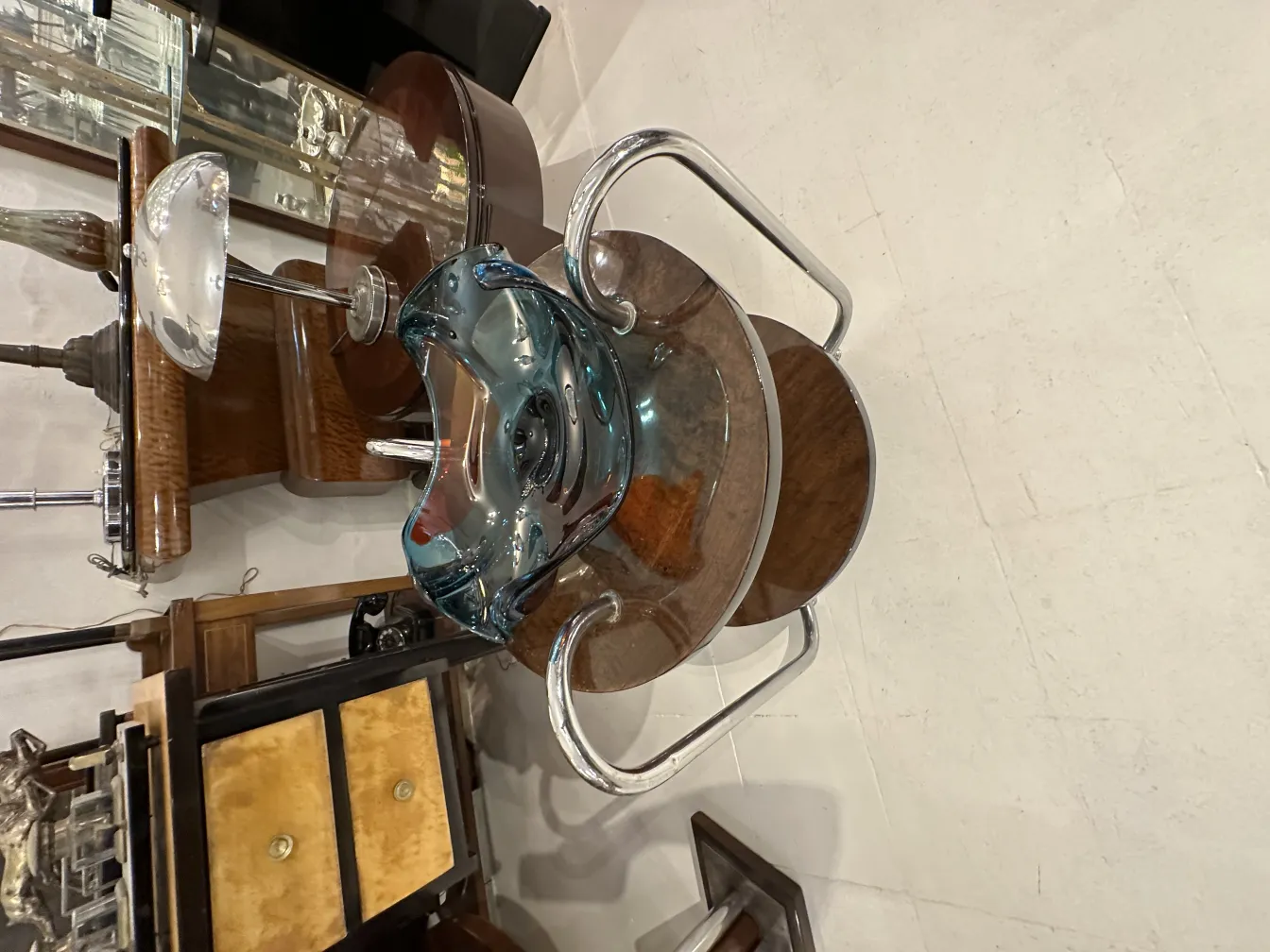 古董穆拉诺玻璃呈蓝色，流畅的形状