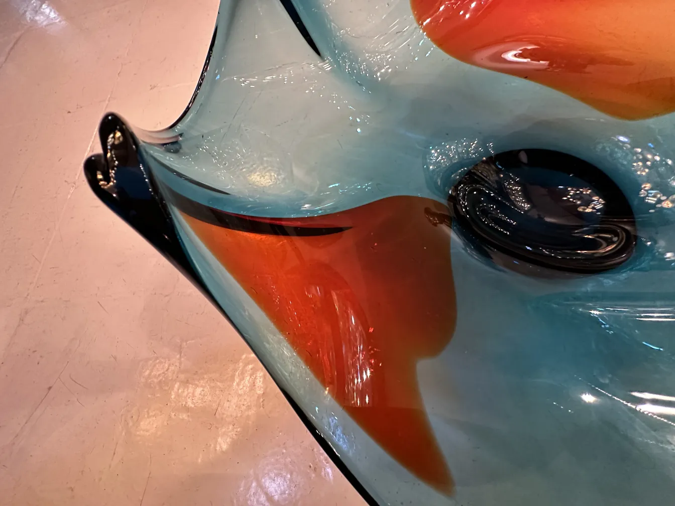 Antico vetro di Murano con colori vivaci e forme eleganti