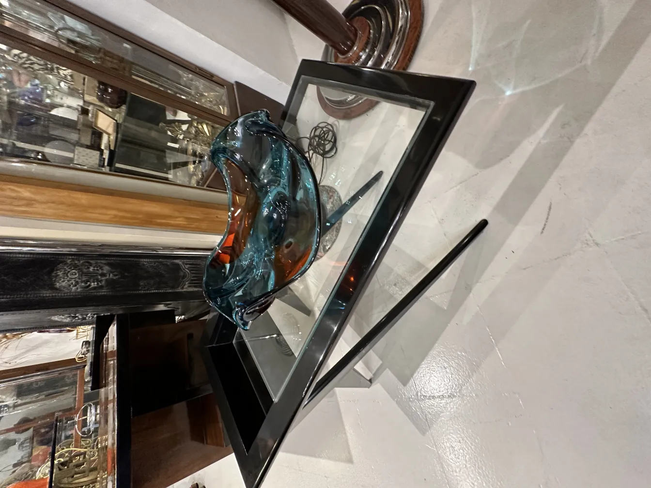 Cristal de Murano ancien en nuances de bleu et ambre, sur une table en verre.