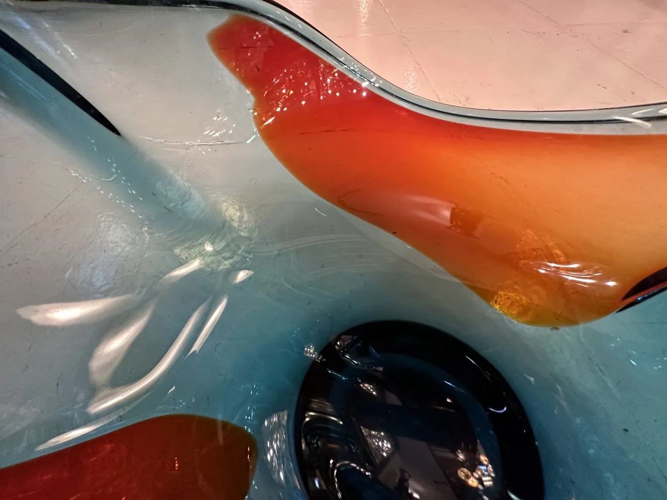 Vetro di Murano con colori vivaci su uno sfondo chiaro