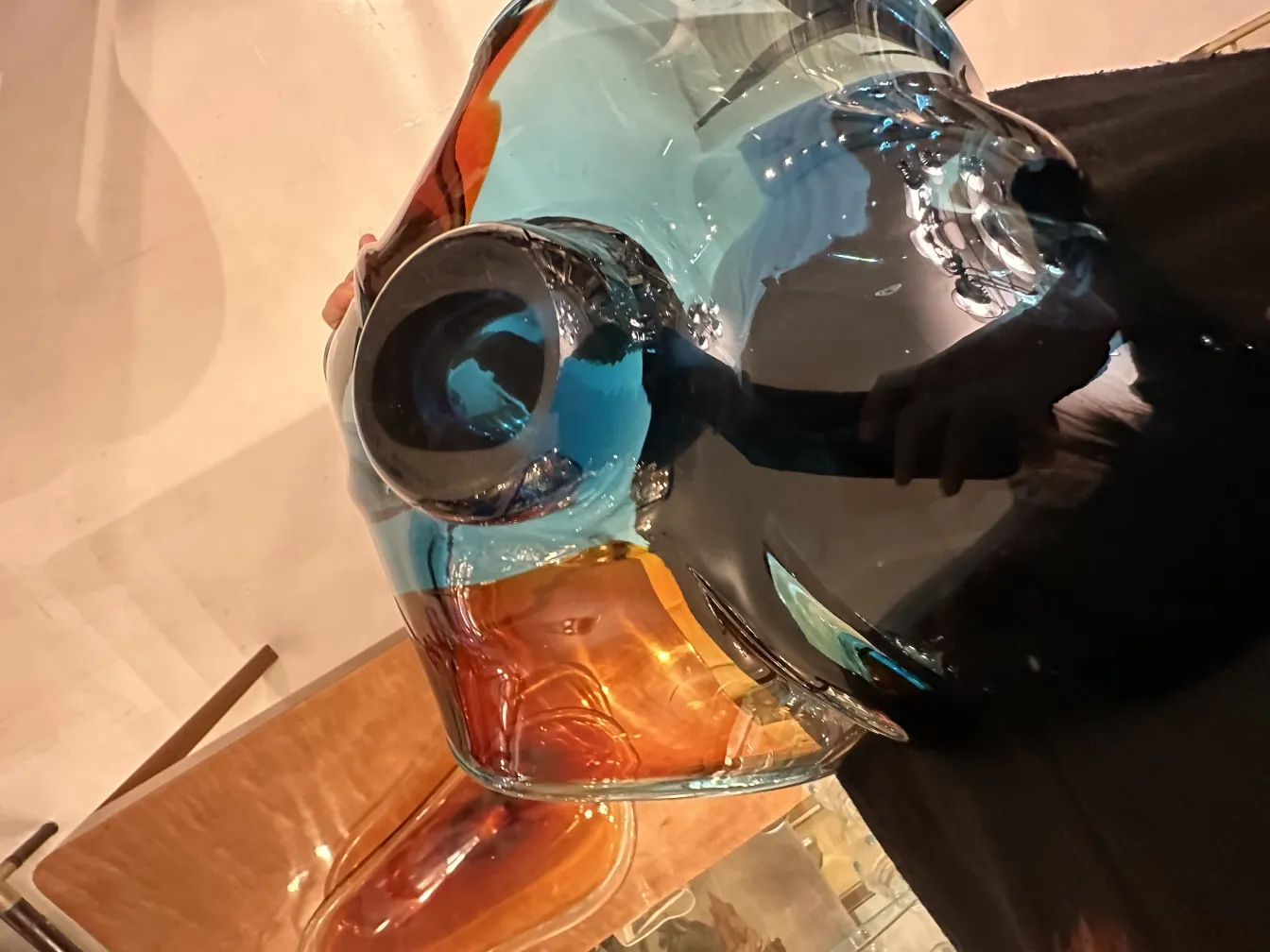 Cristal de Murano ancien coloré, mettant en valeur un design élégant dans une ambiance d'antiquités.