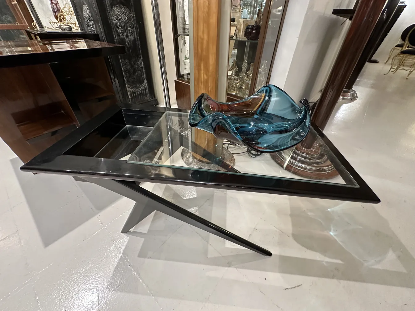 pieza antigua de cristal de murano en una mesa moderna