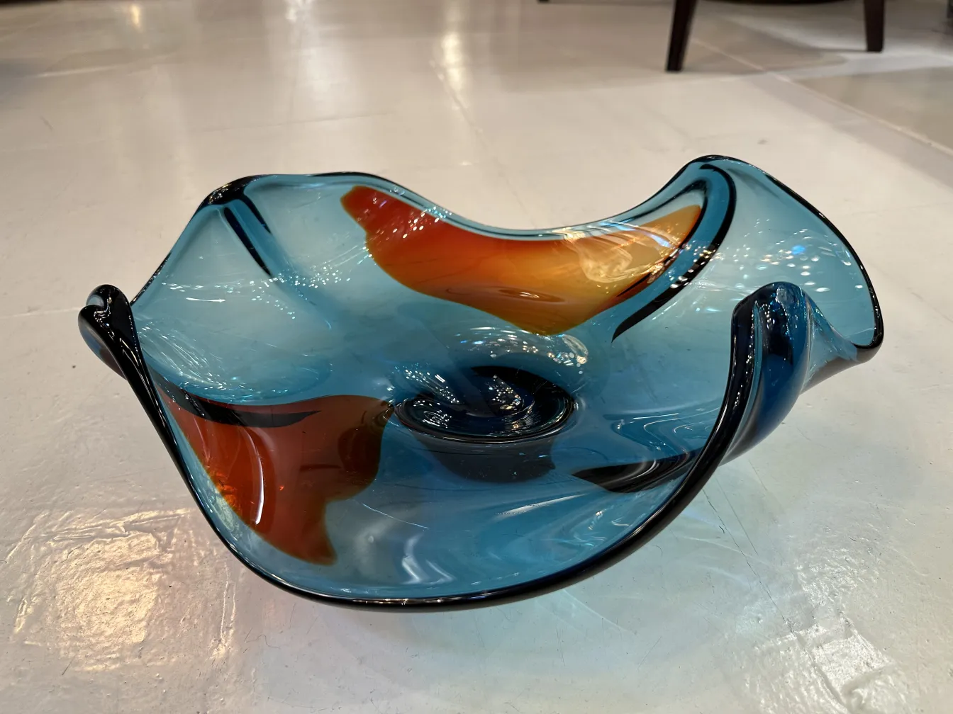 vase antigo curvado de cristal de murano em tons de azul e laranja