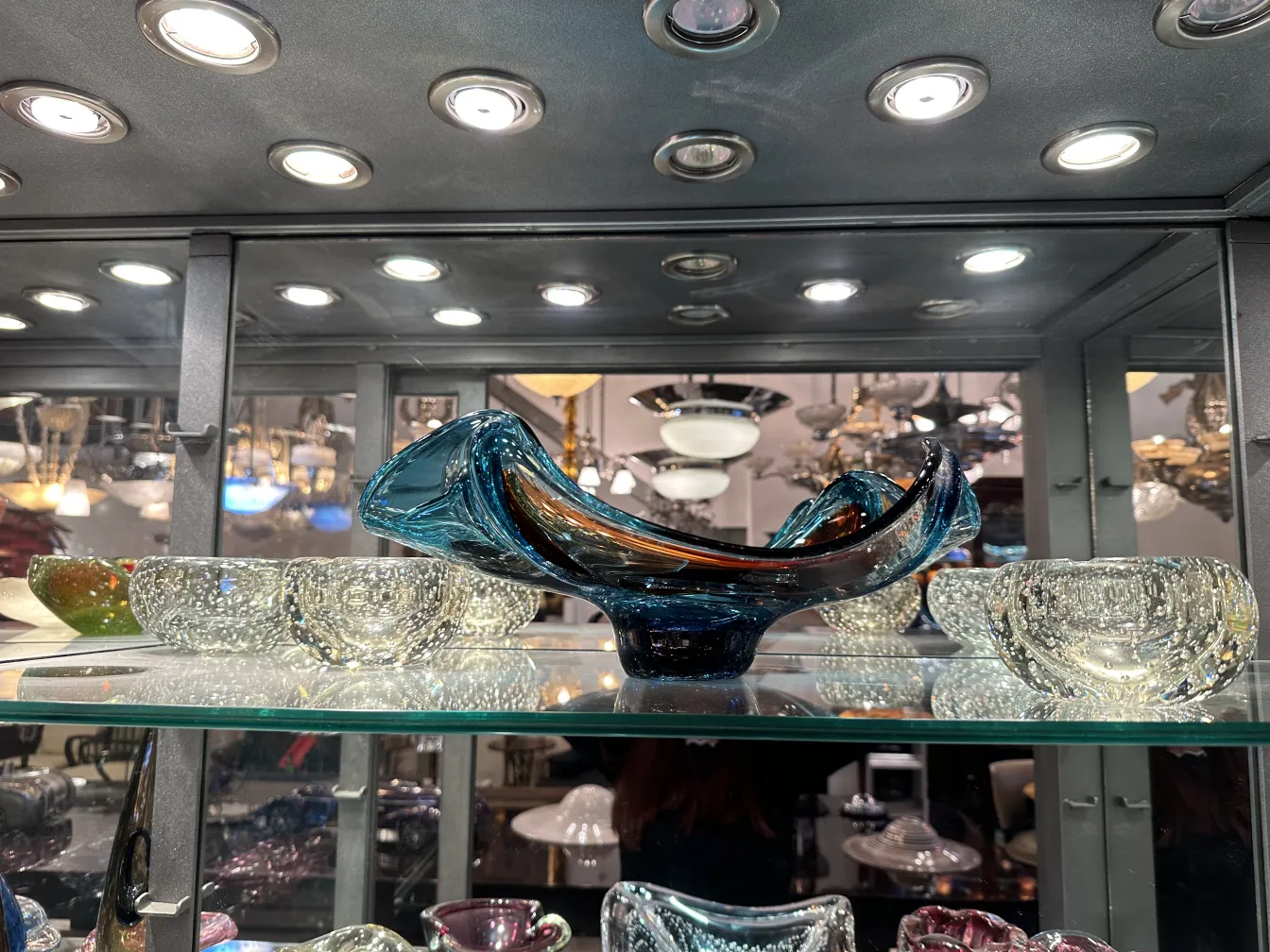 peça de cristal de murano em exibição, azul com detalhes
