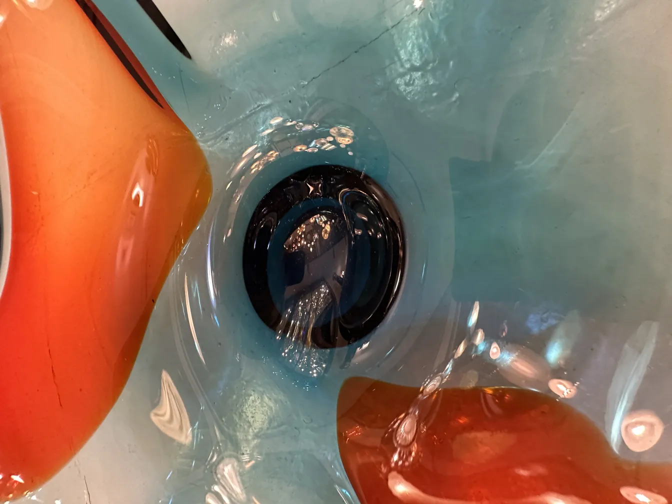 dettaglio colorato di vetro di Murano in tonalità blu e arancioni