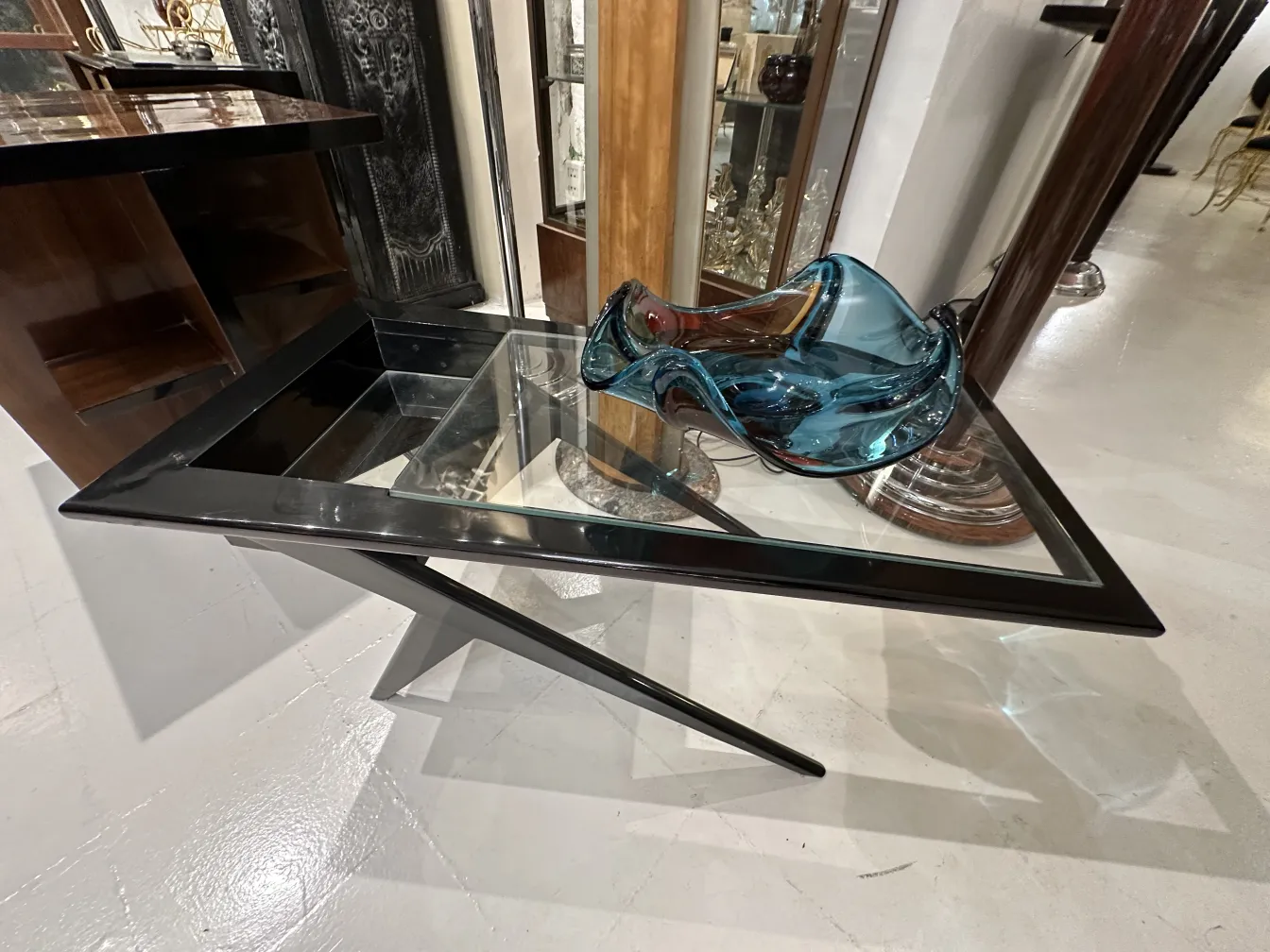 Cristal de Murano avec des tons bleus sur une table moderne