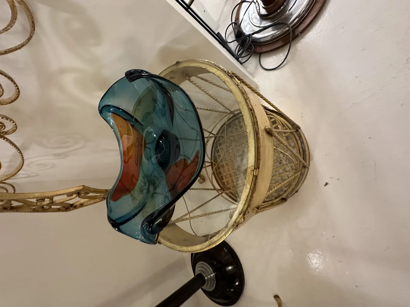 antigo cristal de murano em azul e laranja, decorativo, em um fundo minimalista