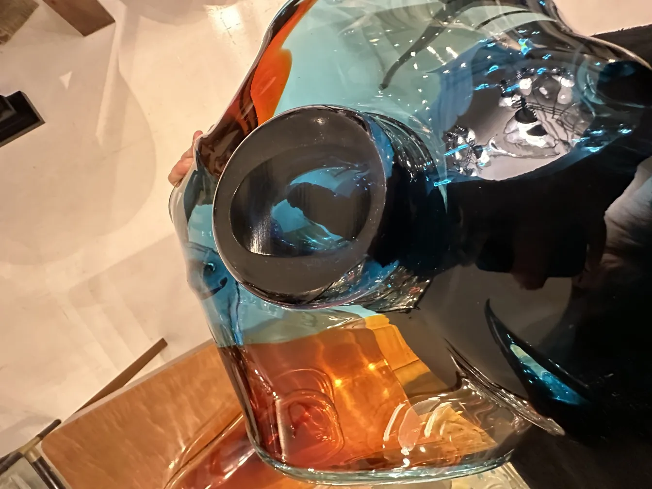 antiga peça de cristal de murano com cores vibrantes