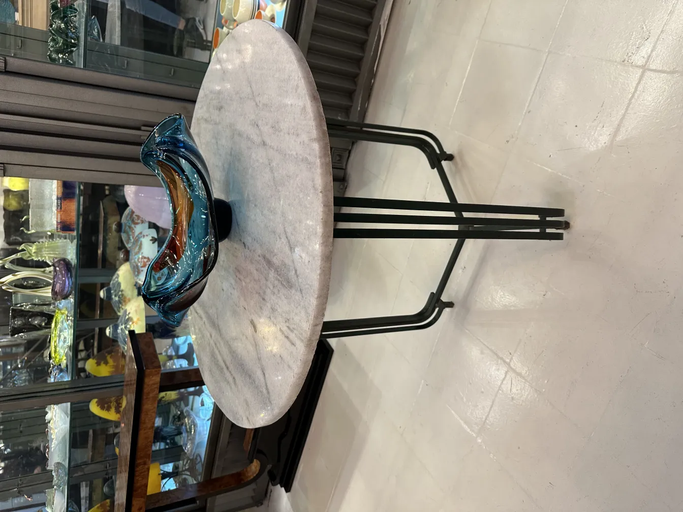 украшение из Муранского стекла в абстрактной форме с синими и коричневыми тонами, на столе