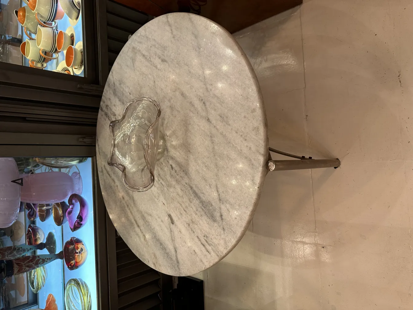 cristallo di murano decorativo antico su tavolo rotondo con sfondo di antichità