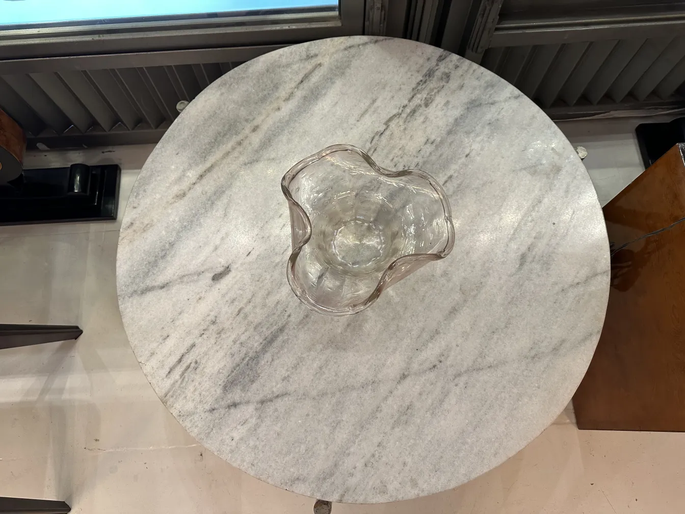 murano glas vase auf einem marmortisch