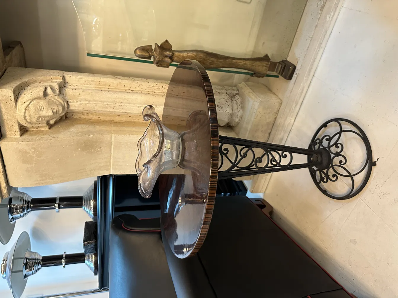 vase in vetro di murano su un tavolo antico con dettagli decorativi