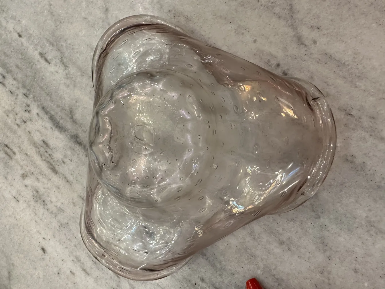 古老的穆拉诺玻璃装饰品，带有细腻的细节和优雅的形状