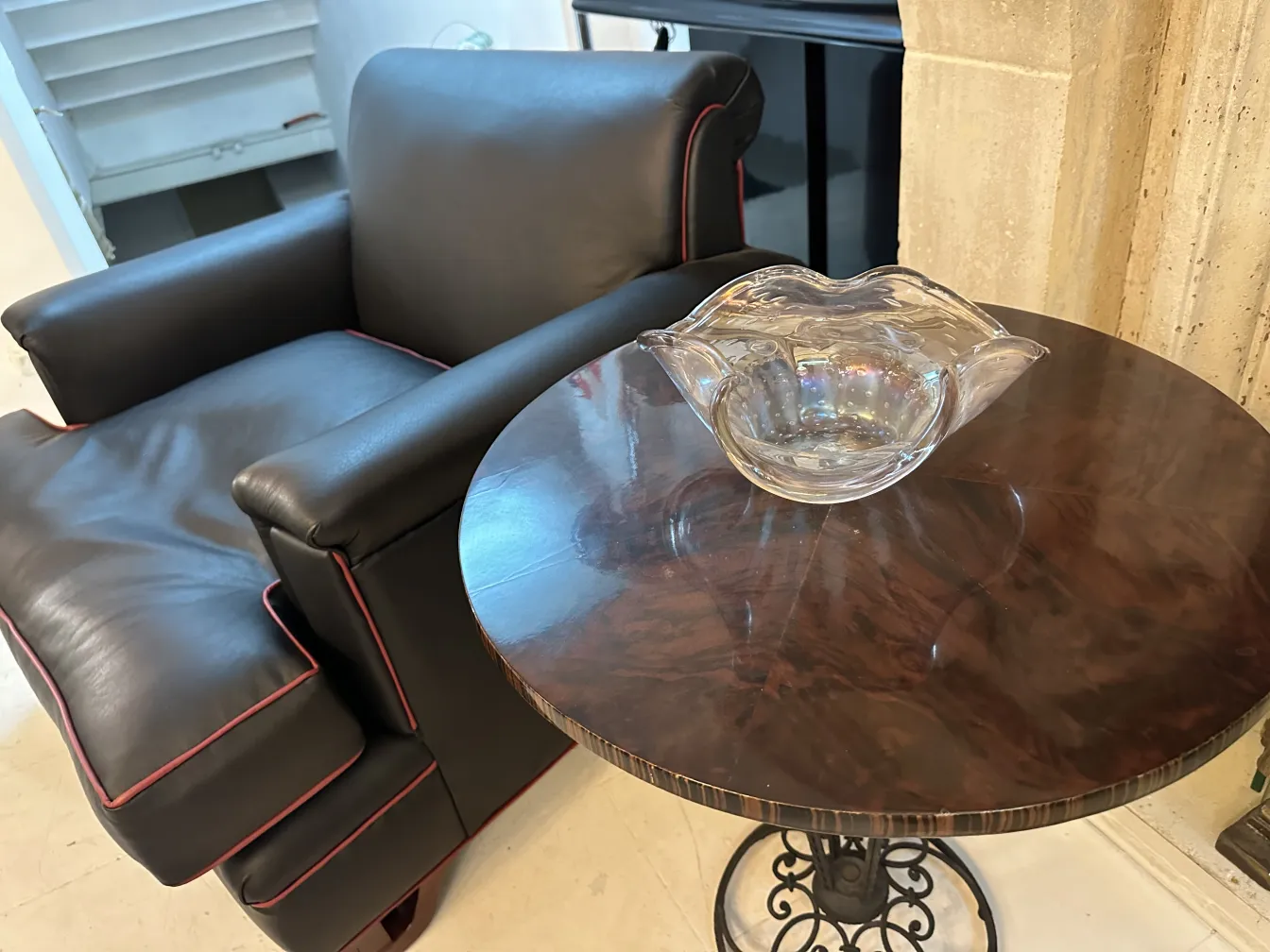 bowl de cristal de murano antiguo sobre mesa necesita limpieza