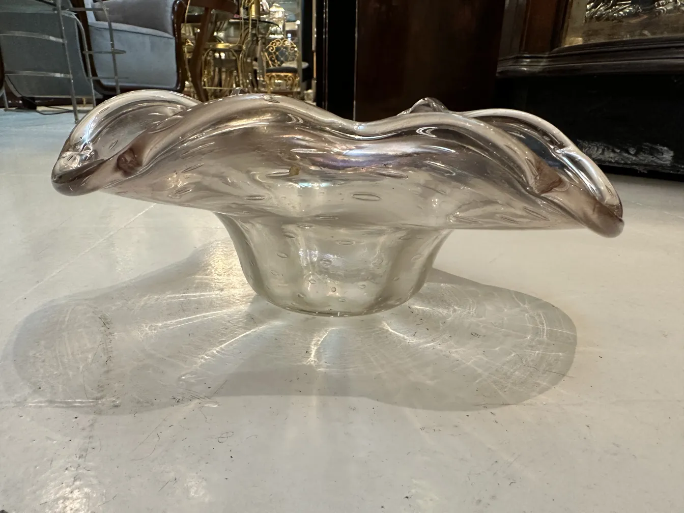 Antikes Murano-Glas mit geschwungenen dekorativen Formen in einem eleganten Ambiente