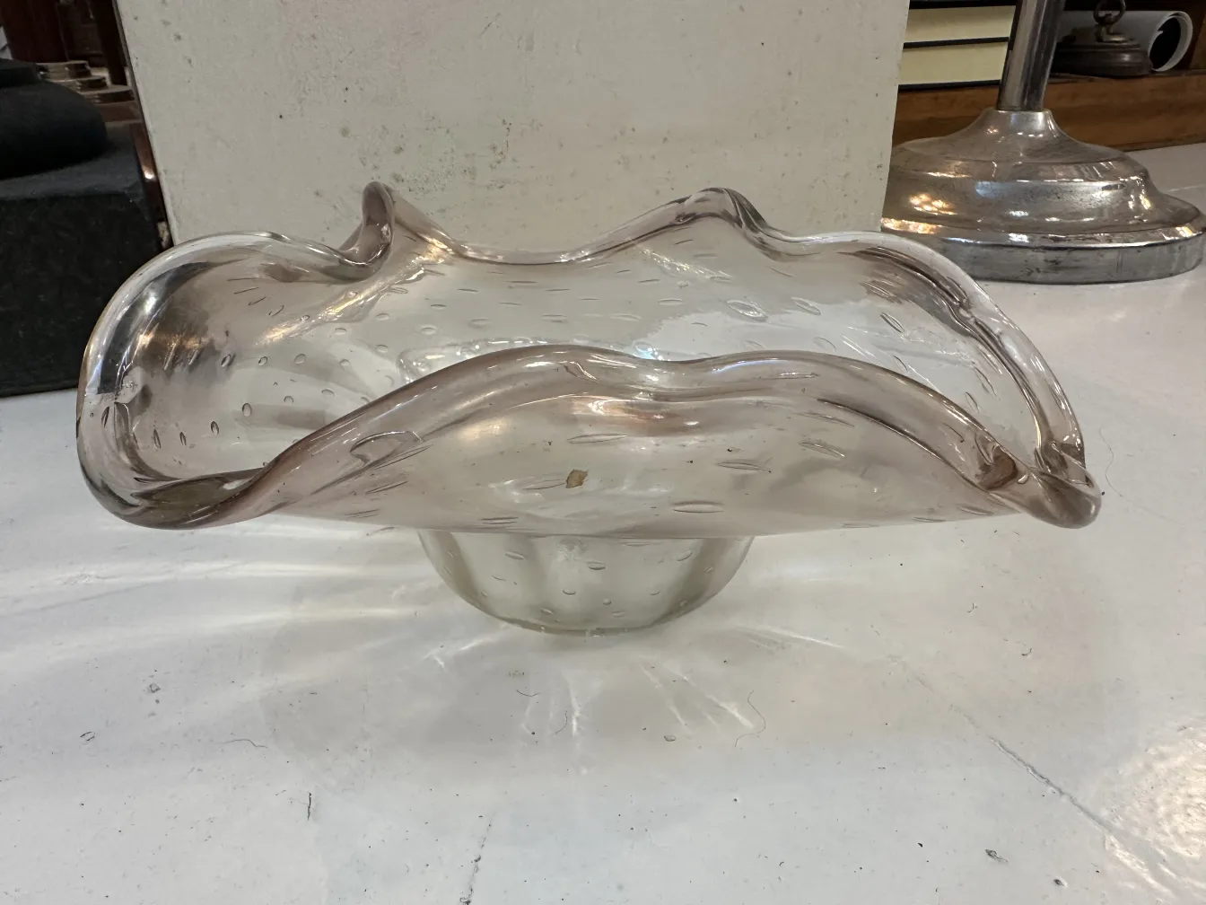 antikes murano-glas mit wellenförmiger Form und Struktur