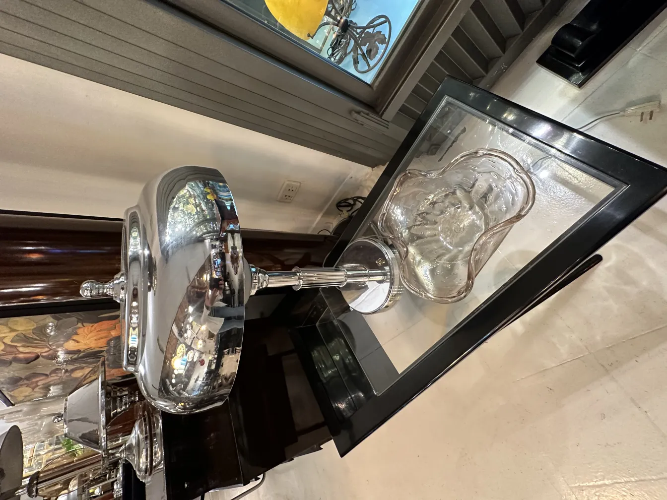 peça decorativa antiga com reflexos brilhantes